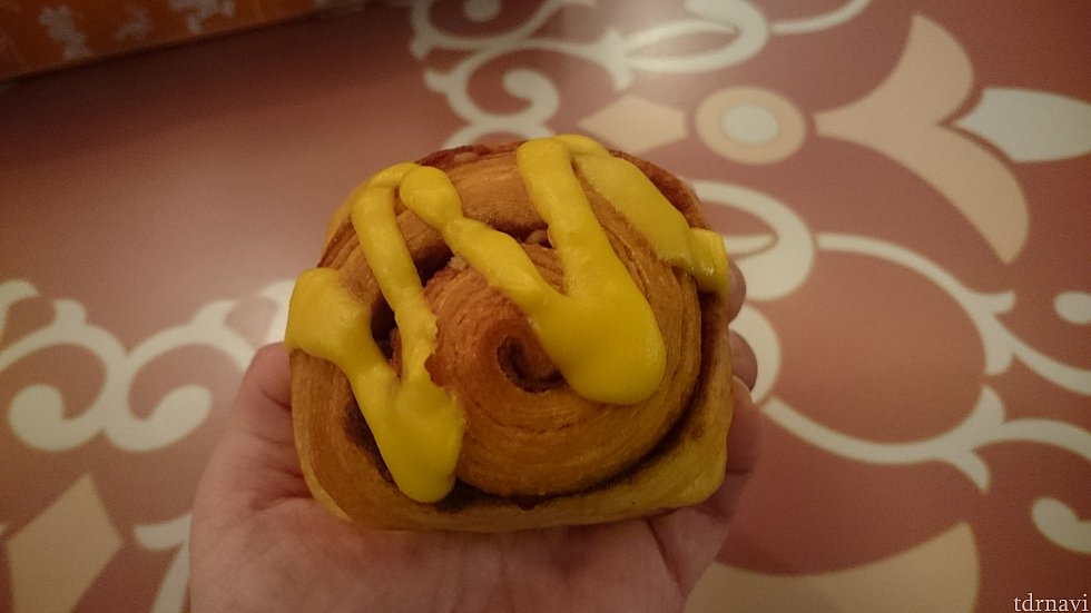 シナモンロールの味の後に、こっくりマロンの風味が秋を感じさせます。