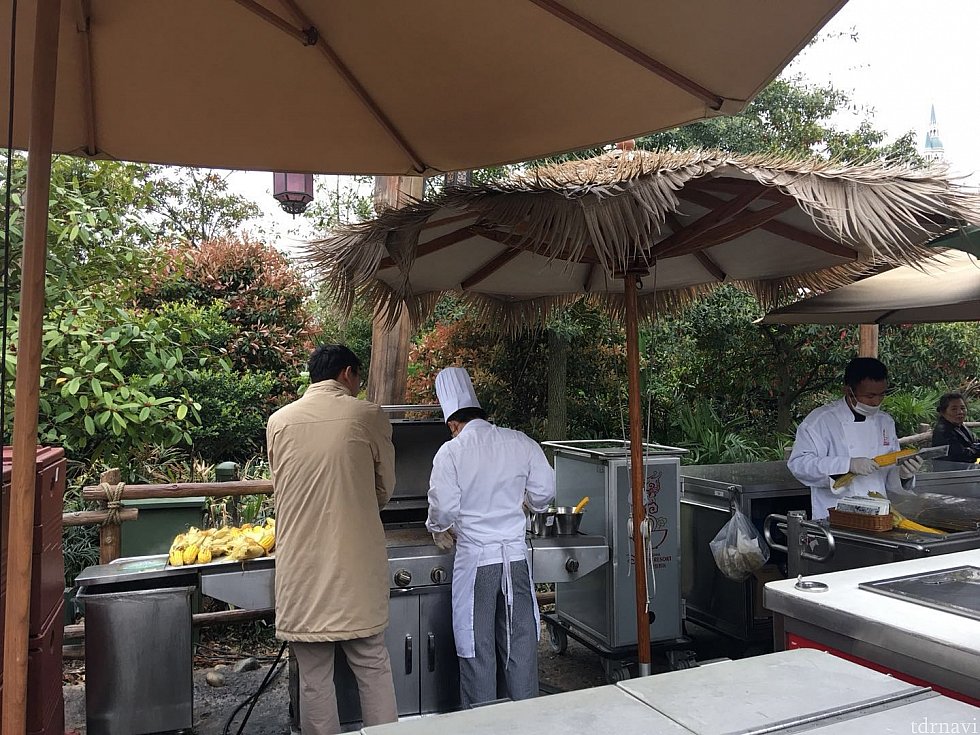 ワゴンの後ろで一生懸命焼いていました🌽