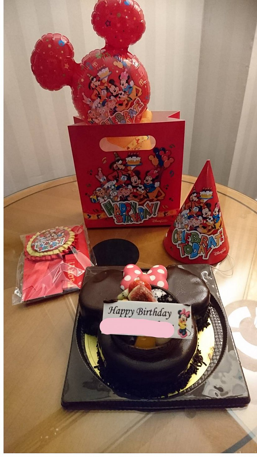 今回バースデーケーキはミニーちゃんでチョコレートにしました❤
またもや食べれずお持ち帰りw
バースデーバルーンとハットに姪が大喜びしていたので、
シェフミッキーでディナーにして本当に良かったなーと思いました。