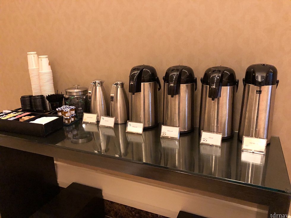 開店前にはコーヒーを飲んで待ってられます。