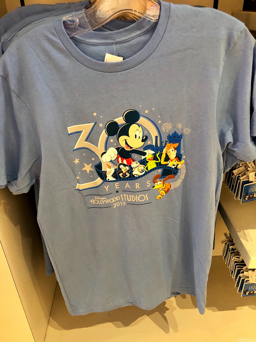さて最後に30周年記念グッズをご紹介しましょう。この綺麗な水色のTシャツ。限定発売品です。朝は長蛇の列ができていた様ですが、夜は誰も並んでいませんでした。