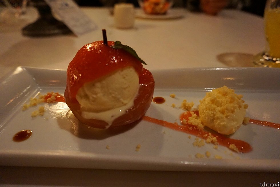 スチームドアップル&バニラアイスクリーム。シナモン風味の温かいアップルの上にバニラアイスが!美味しいに決まってます!!