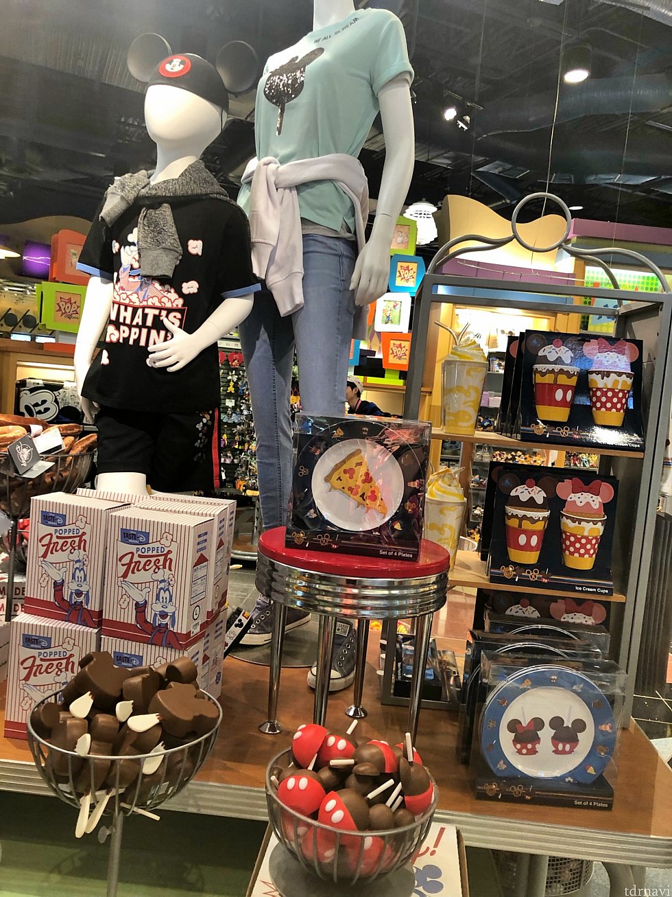 カフェテリアの隣のお土産屋さん。
スナックからTシャツ、アクセサリー、ピンバッジ、雑貨まで色々あります。
贅沢を言わなければ大抵のものはそろいます。