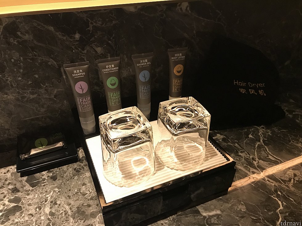 石鹸類やコップも備えてあります。