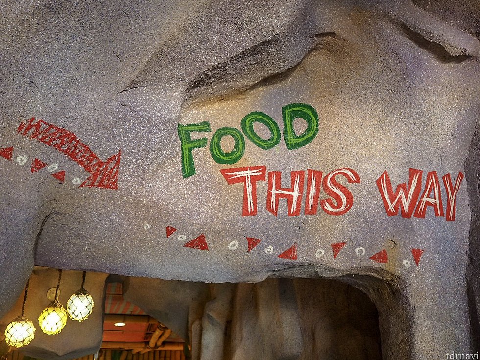 入口にはFOOD THIS WAYの文字が。
