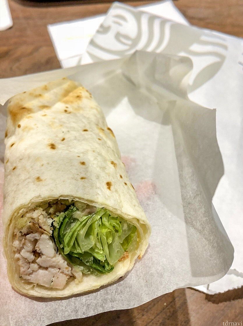 凯撒鸡肉巻 28元 (シーザーチキンサラダラップ)
暖かいシーザー?…と、チャレンジしてみましたが、物凄く美味しかったです😋 作り置きかと思いきや、2,3分待って出てきたので暖かい!結構ずっしり、レタスとチキンが入っていて、シーザーの酸味とチーズも相まって、ぜひまた食べたい味!