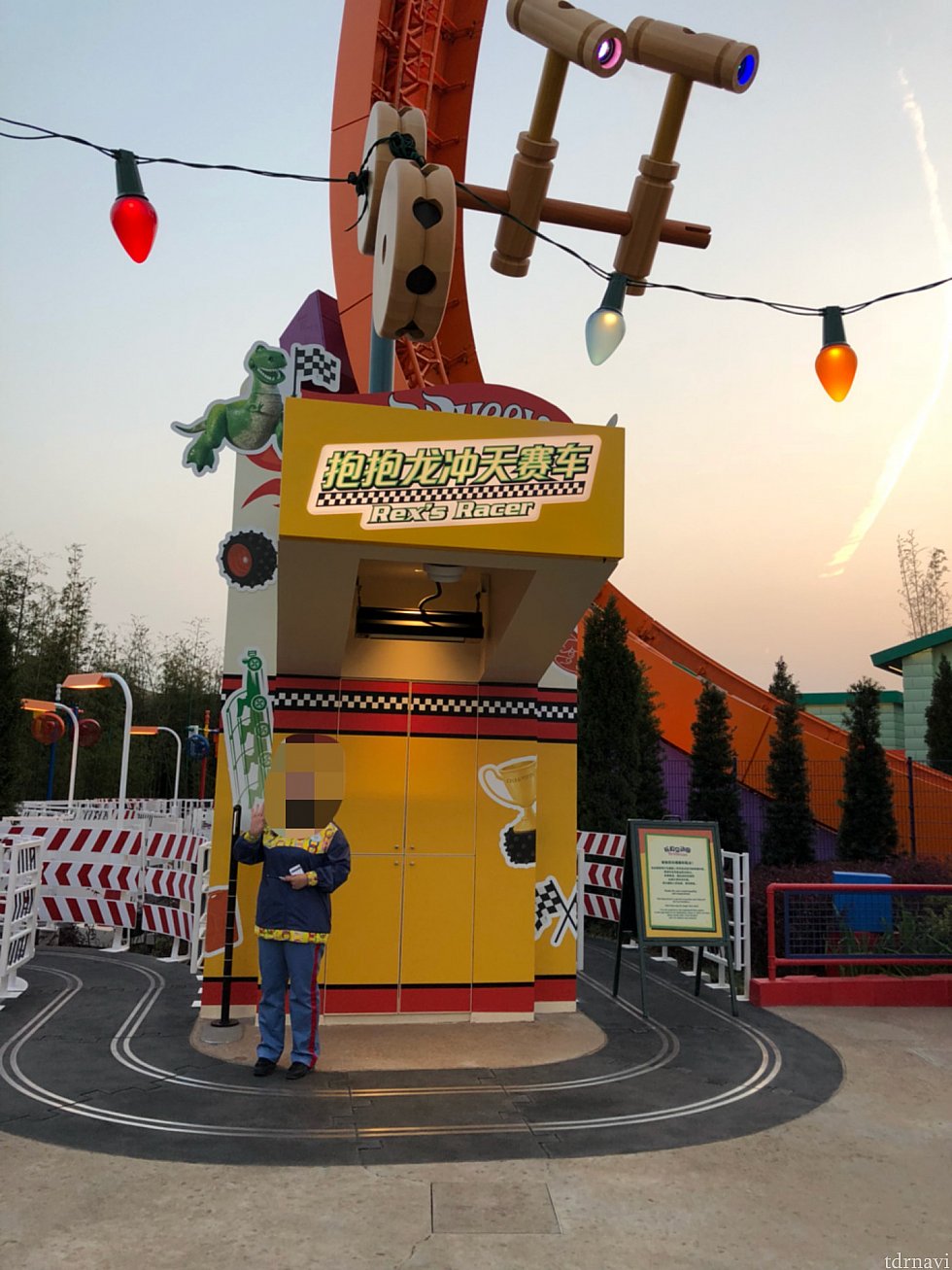 まず先に乗るゲストが普通にスタンバイで乗りに行きます。
後に乗るゲストは入園チケットをスキャン