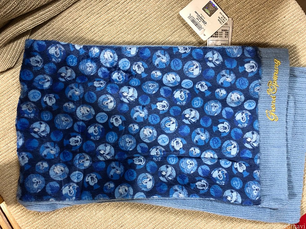マフラー🧣
これも、買い物の支払い時にくれました!
上海は売れ残りの商品がプレゼントにまわる?のかな?
でも、嬉しいですよね。
ただで貰えちゃうんですから!
凄くないですか?
何元以上でプレゼントなのかは、分からないですが、1お会計80元ぐらいの時は、プレゼントはなかったです。