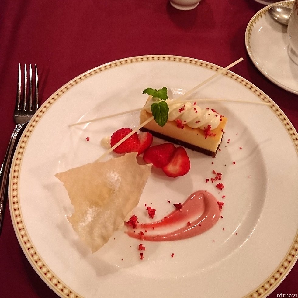 デザートはチーズケーキ。
コーヒーは普通の味。ランドのブルーバイユーのコーヒーの方が好みでした。