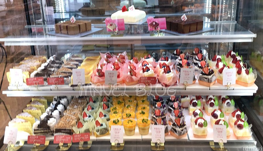 ケーキも色とりどりでどれにしようか迷っちゃいますね。