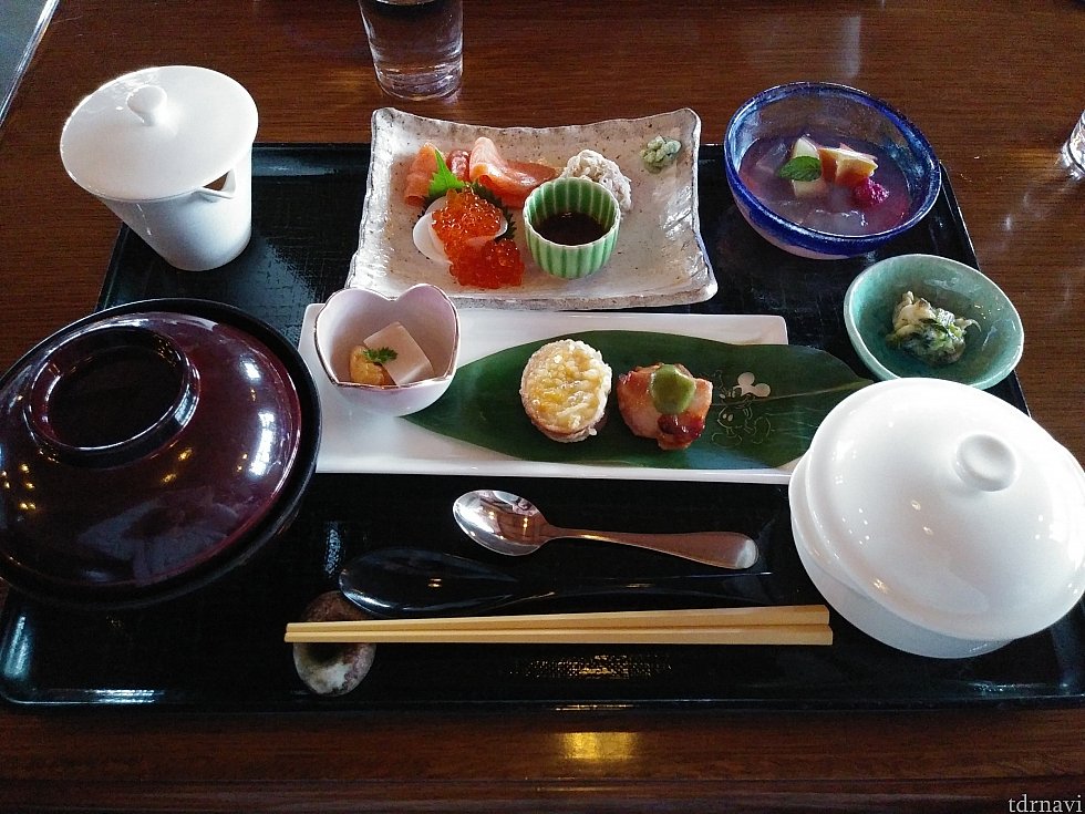 こんな感じのお膳で運ばれてきます。