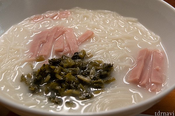 香港風朝食とコーヒーにしました。ビーフン麺はパイタンスープに米粉の麺がよくあってます。薄切りのハムに高菜のようなちょっと辛い菜っ葉が添えられていました。