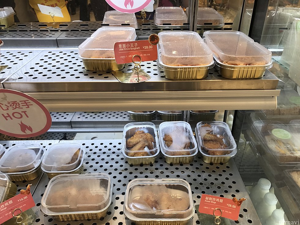 お惣菜は保温された状態で陳列されてます!パスタと唐揚げ各28元