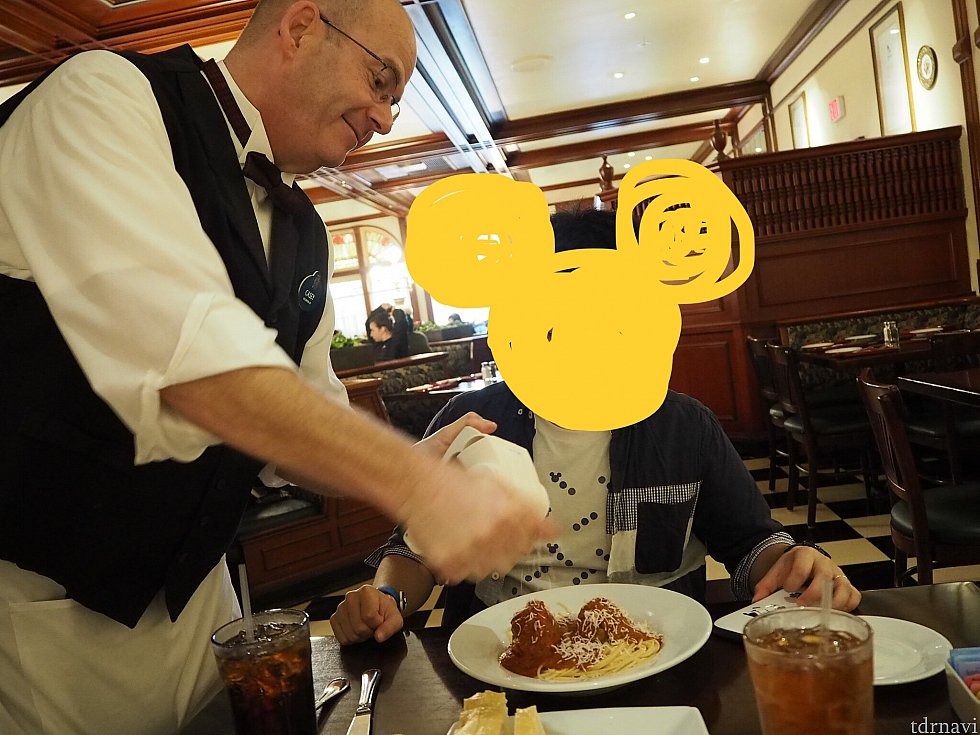 こんな感じでチーズをかけてもらえます!ストップと言わないといつまでもかけ続けられます 笑
お味はやはりあまり美味しくはありませんでした。太めパスタが茹で過ぎで、ミートボールもパサパサ。ちなみにミートボールかソーセージか選べました。でもやっぱり経験でミートボールを選びました。