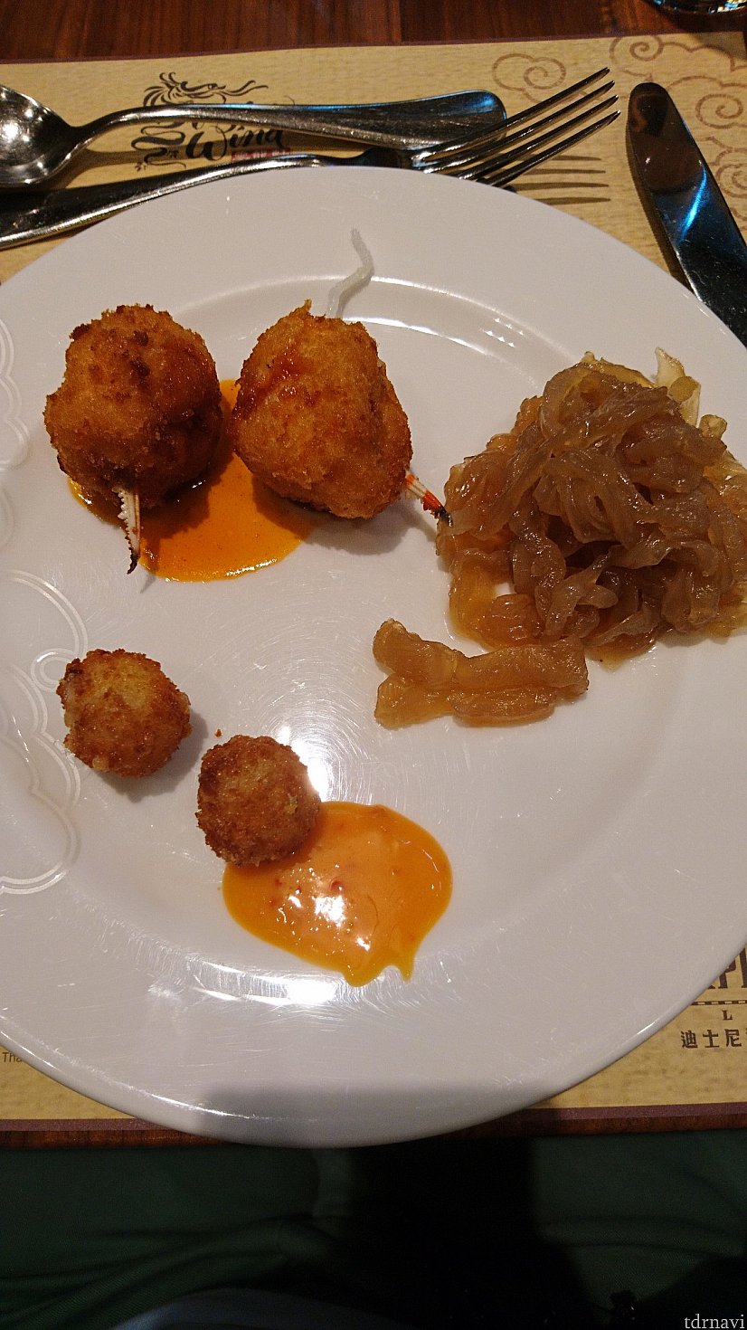 それぞれ、蟹のすり身をボール状にして揚げたもの、中華クラゲ、チーズを揚げたものです😁