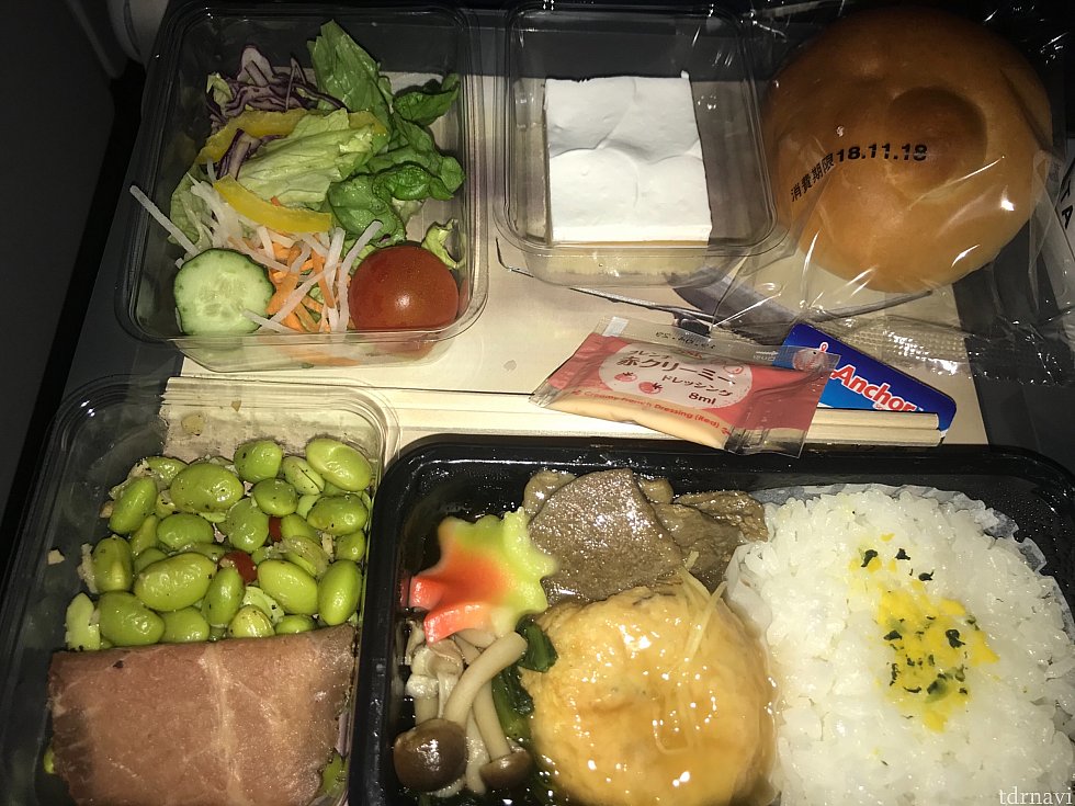 行きで頂いた機内食!
がんもどきの和食でした。