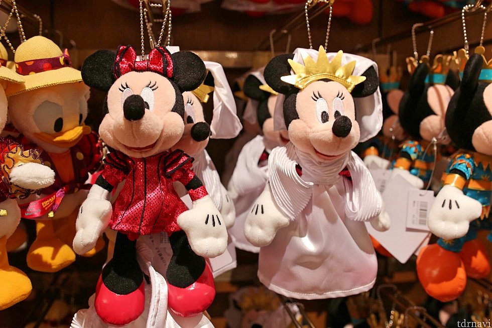 ぬいぐるみバッジ2700円。白いドレスからピンクのワンピースに変身できます!
