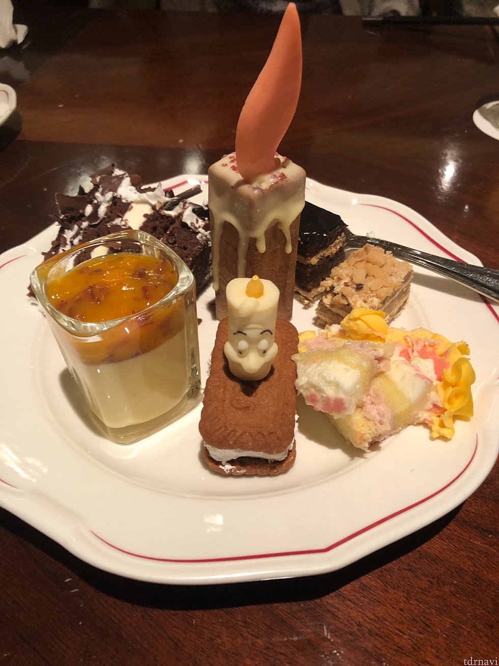 奥にある、チョコレートケーキのクリーム、全く味がしません。