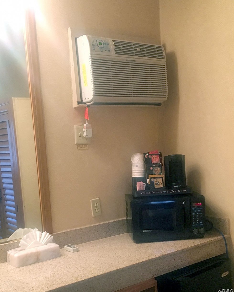 上がエアコン。下が電子レンジとコーヒーメーカーです。