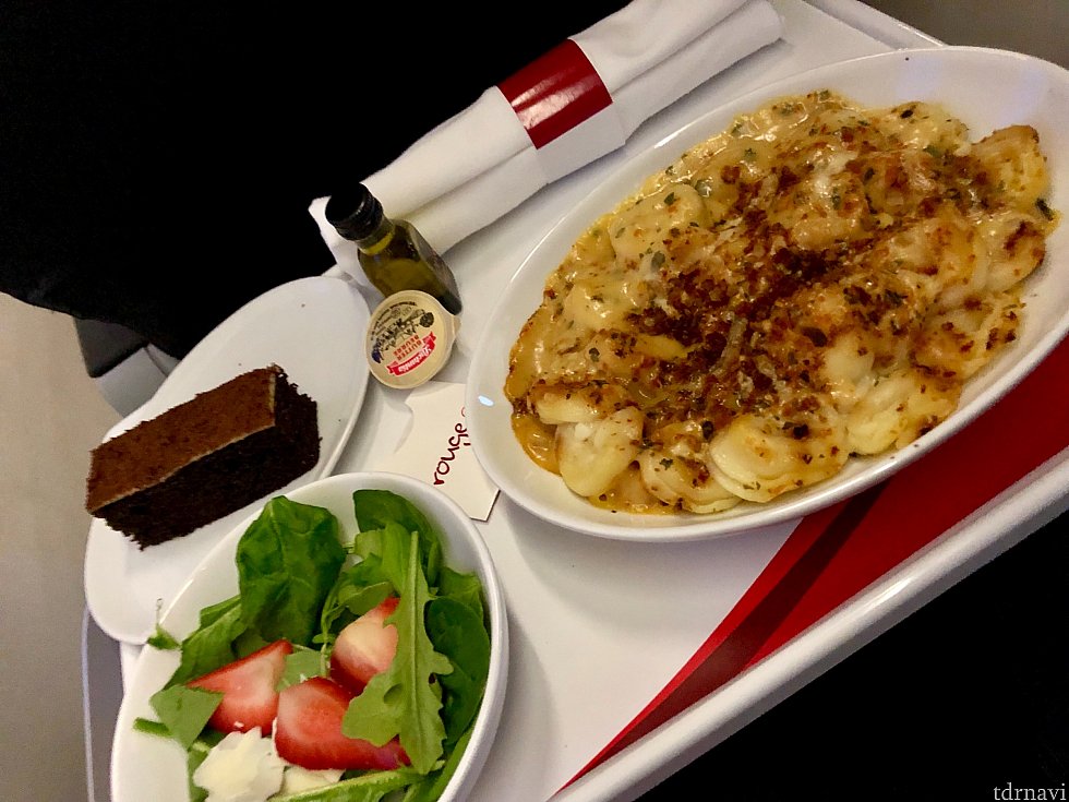 この短距離フライトでも食事が提供されるのを忘れていました。チキンでは無く、ハズレが少なそうなパスタを選択。不味くはなかったですね。CAさんの対応もとっても丁寧で快適なフライトでしたが、やはり18時間のフライトを終えた時には疲れましたね。さて成田−オーランドのビジネスクラスでのレポは如何ったでしょうか。少しでも快適だった雰囲気が伝わればと思います。