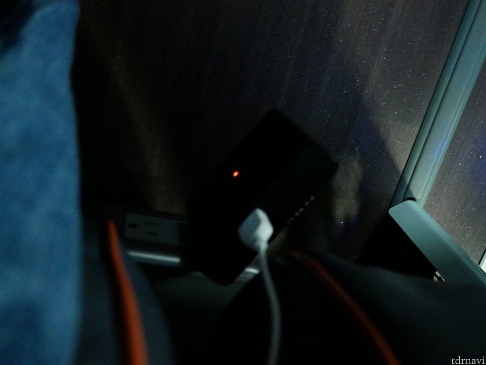 ブレちゃっていますが、足元に電源があり、運転中に充電できました。