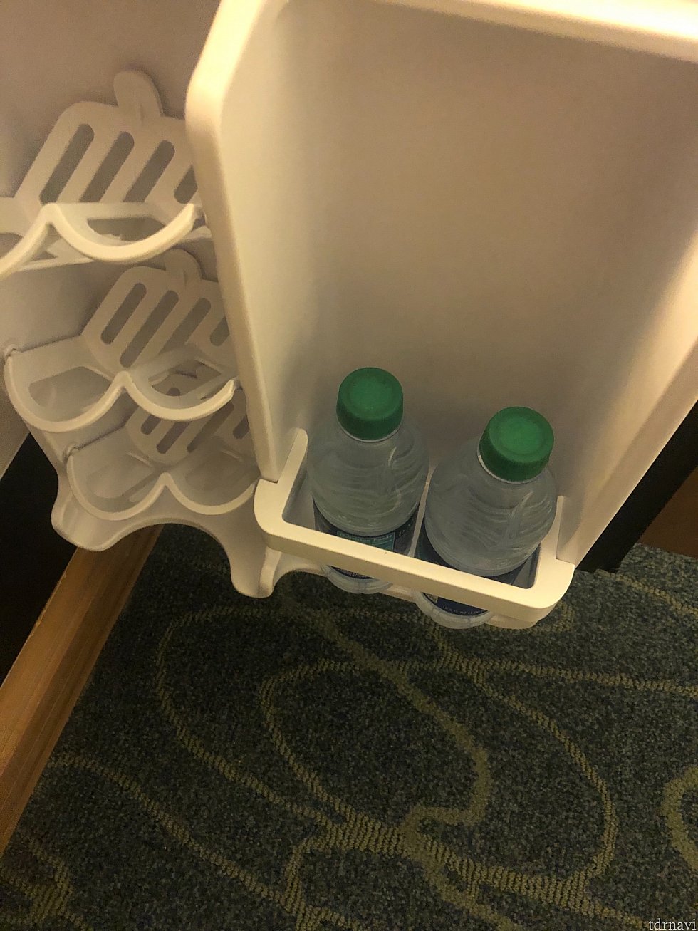 冷蔵庫の中にペットボトルの水2本スワン