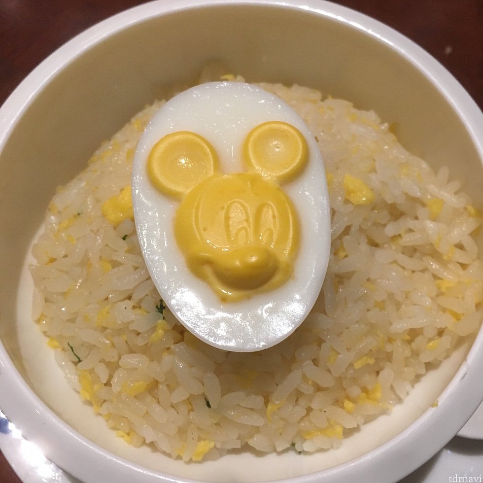 【メイン2】チャーハンの上の卵はミッキーさんが立体でした
