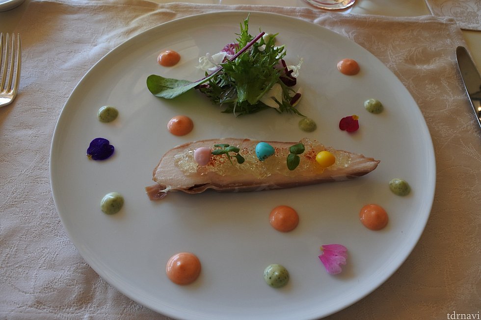イースターコースの前菜生ハムを巻いた鶏肉のヴァポーレ ジェノヴェーゼソースカラフルで可愛らしいし美味しい!