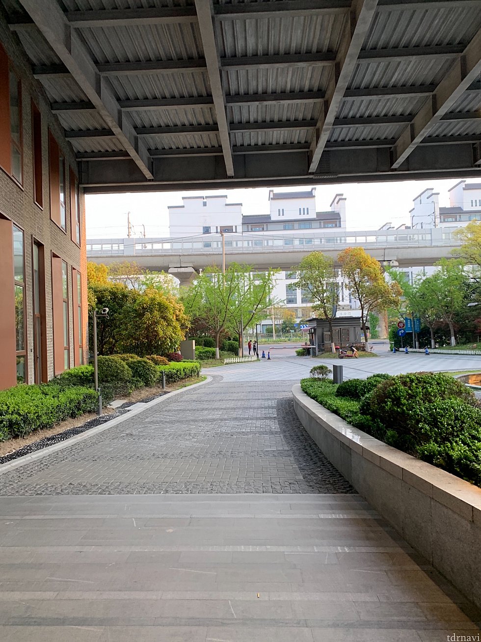 地下鉄方面を向いた風景です。
左に曲がると最寄りの康新公路駅(地下鉄11号線)に着きます。
また、シャトルバス利用時はこちらで待つ形になります。
