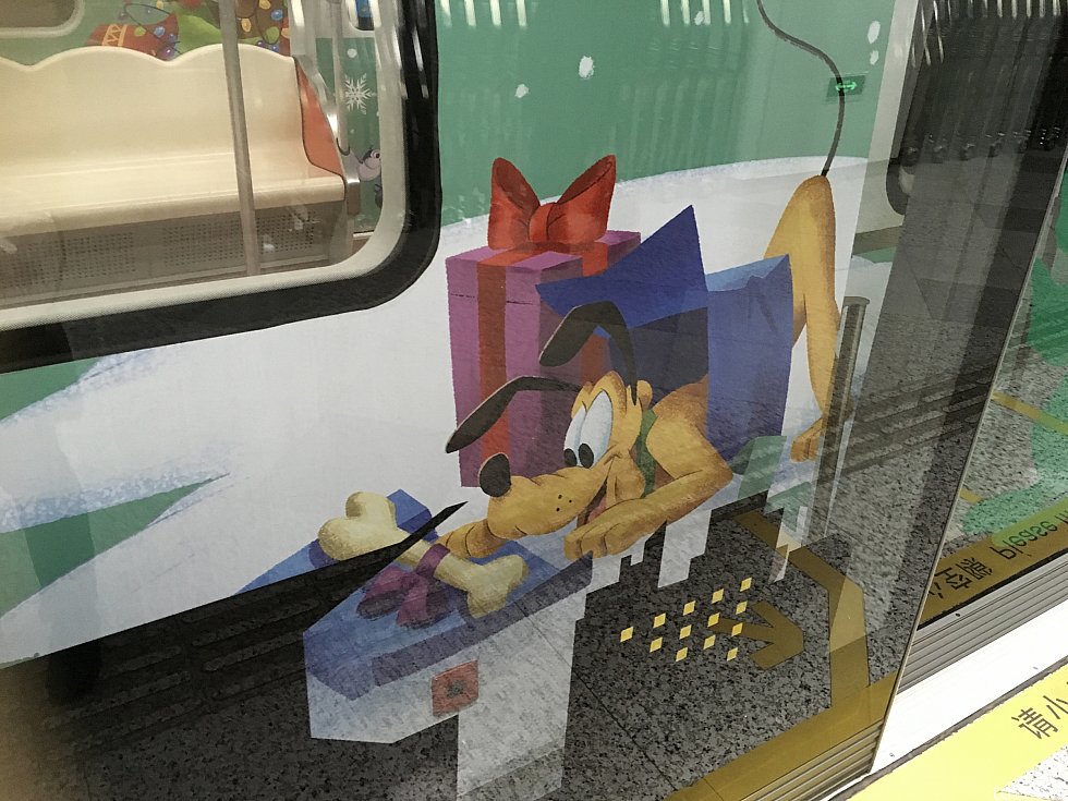 パークでは地下鉄で2駅!運が良ければラッピング電車に遭遇できる可能性も!