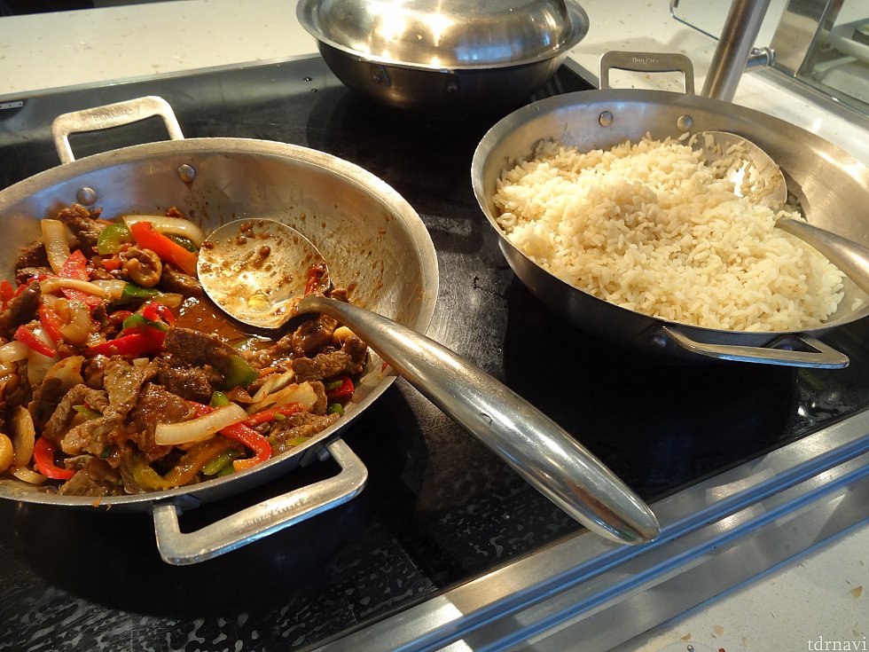 【ランチ】牛肉とカシューナッツ炒め。タイ米ですがご飯もありました。