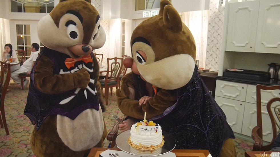 ケーキカットはチップとデール!歌に会わせてリズム取ってる姿がかわいい!いっぱいハグしてもらえて幸せです❤❤❤