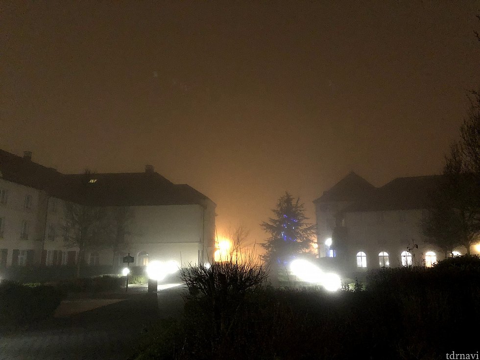 朝7:30ころのレストラン側からとったエントランス方面の写真。
まだ真っ暗で霧が出てるため何も見えません^^;
ちなみに、右手側にはちょっとした動物園的なものがありました。
(前回は気が付かなかったです^^;)
