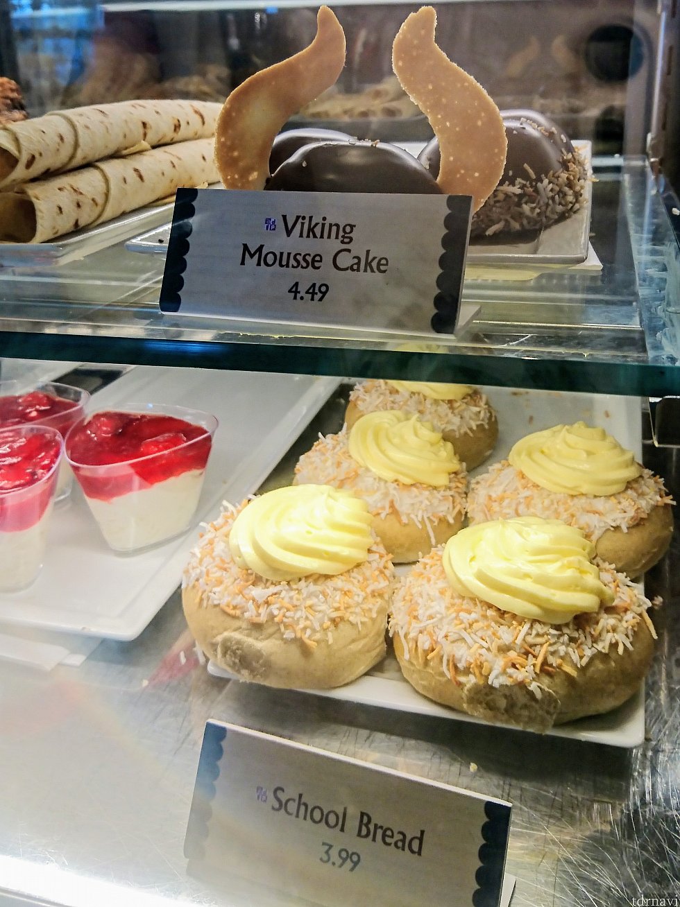 【上】お馴染みバイキングのムースケーキ
【右下】カスタードクリームとココナッツの国民的人気ペストリー「スコーレブロー」
【左下】ライスプディング