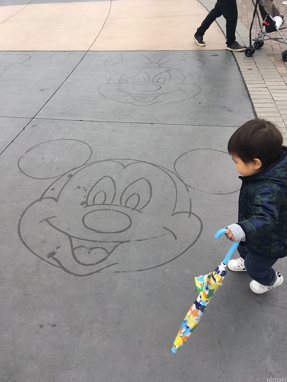 たくさんのキャラクターを描いてましたが、見てる人はほとんどいませんでした。