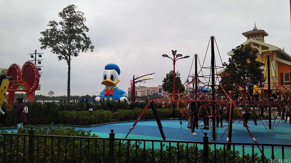 朝の公園はあまり人がいなかったです。