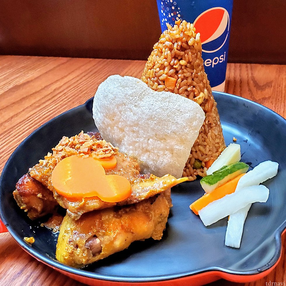 チキンが2ピースに炒飯のセット。ピーナツ味の味噌が添えてあり、マレー風でこれまた旨し😋