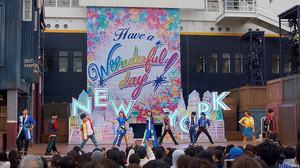 キャラクターはグリーティングへ、ステージではダンサーさんが圧巻のダンスを披露