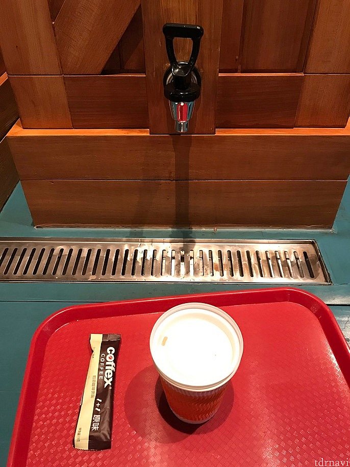 『ミッキー&パルズ』の給水機。
コーヒーはインスタントでセルフで入れます。