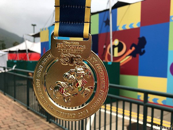 モンスターズ・ユニバーシティ5Kのメダル。
サリーとマイクです。結構重量があります。