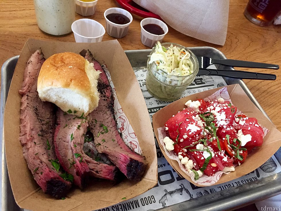 僕はメニューの「From the smoker」からのセットメニューを。$17。こちらはBrisket にwatermelon (スイカ)サラダをサイドディッシュとして選びました。牛肉はとても柔らかく美味しくて、ユニークなサラダも僕は好きでした。セットメニューにはコールスローサラダも付いてきます。