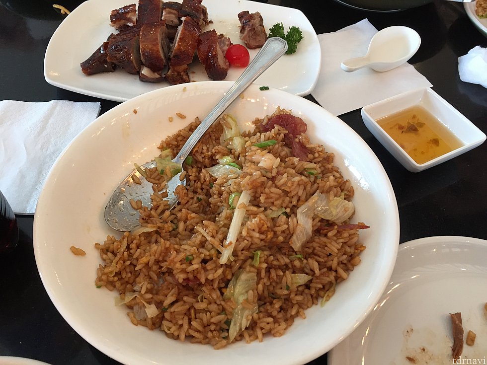 手前がチャーハン。日本で馴染みのあの味でした。奥がアヒルのお肉。甘酸っぱいタレが付きます。