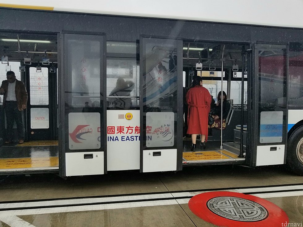 バスで空港まで移動します