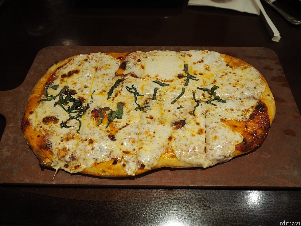 マルゲリータピザです。
こんなにチーズが乗っているのにパスタのようにチーズをかけるかどうか聞かれた時にはさすがに断りました(^^;)
とても多かったので持ち帰ろうかと思いましたが、食べる時がないと考えて残してしまいました。ピザのようなものだったらお持ち帰りできると思います!