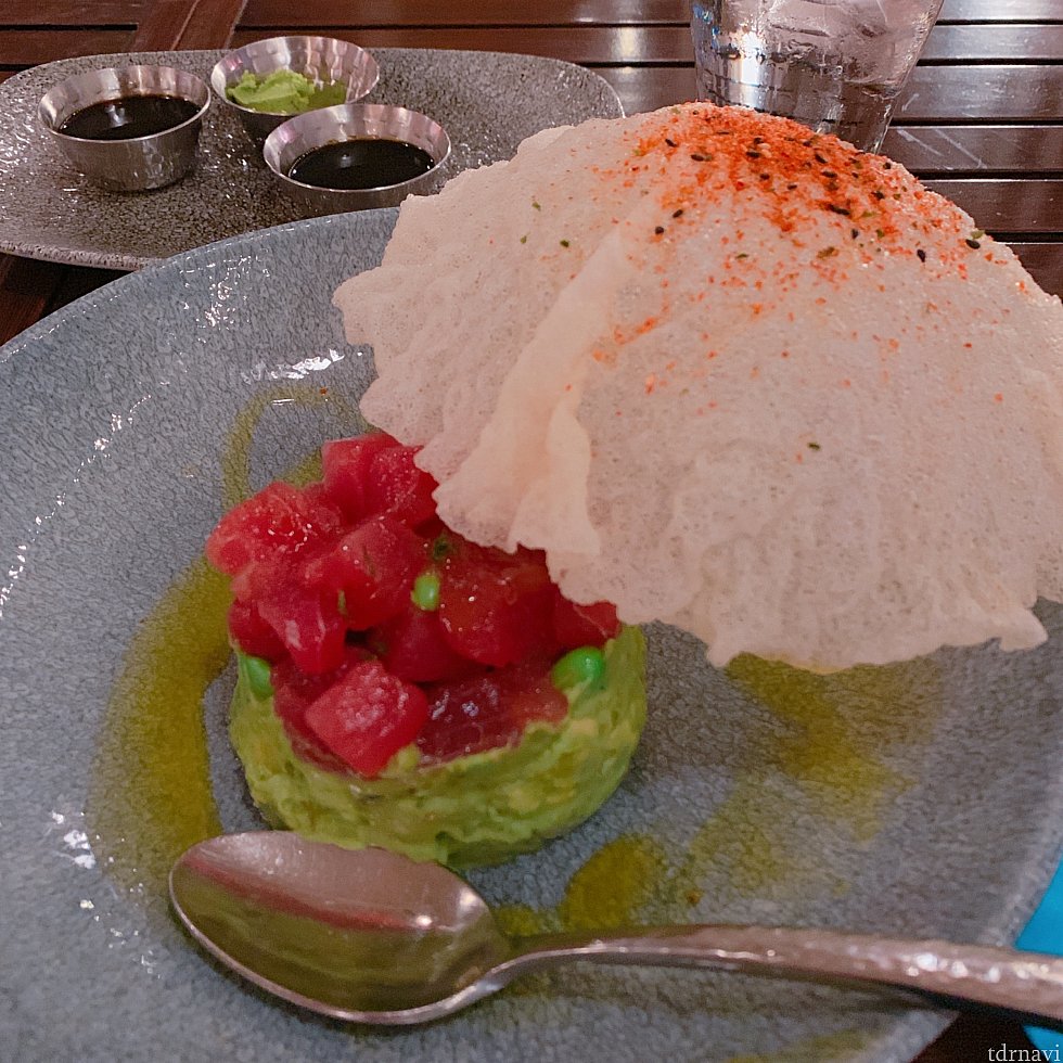 “ライスボウル”の中はアボカドとマグロケーキみたいになってました。