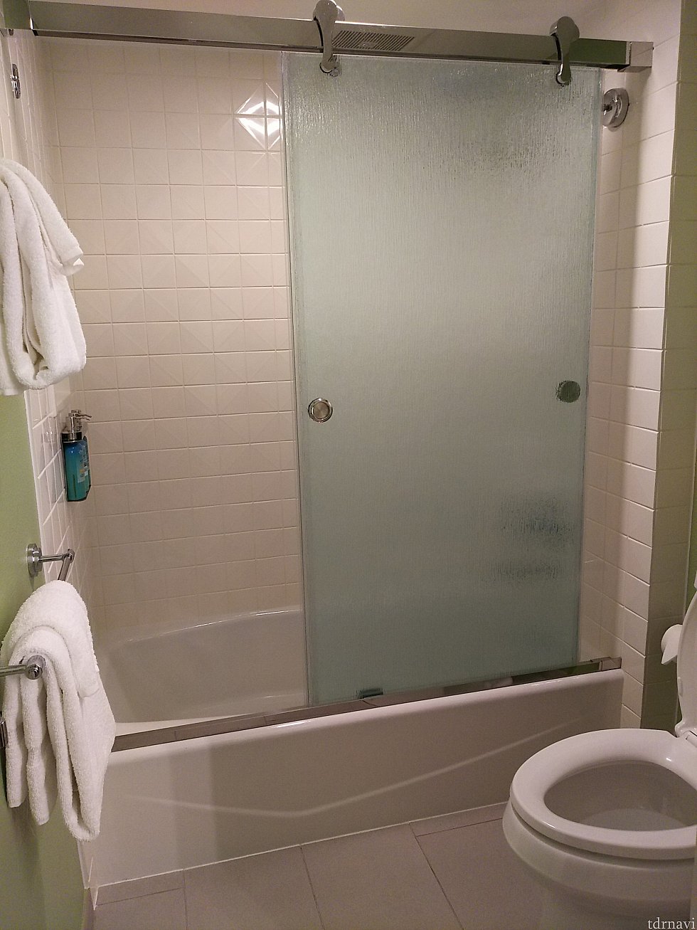 バスルームも明るくなった印象。タオルは右側、トイレの上にも置いてあるので、充分な量あります。