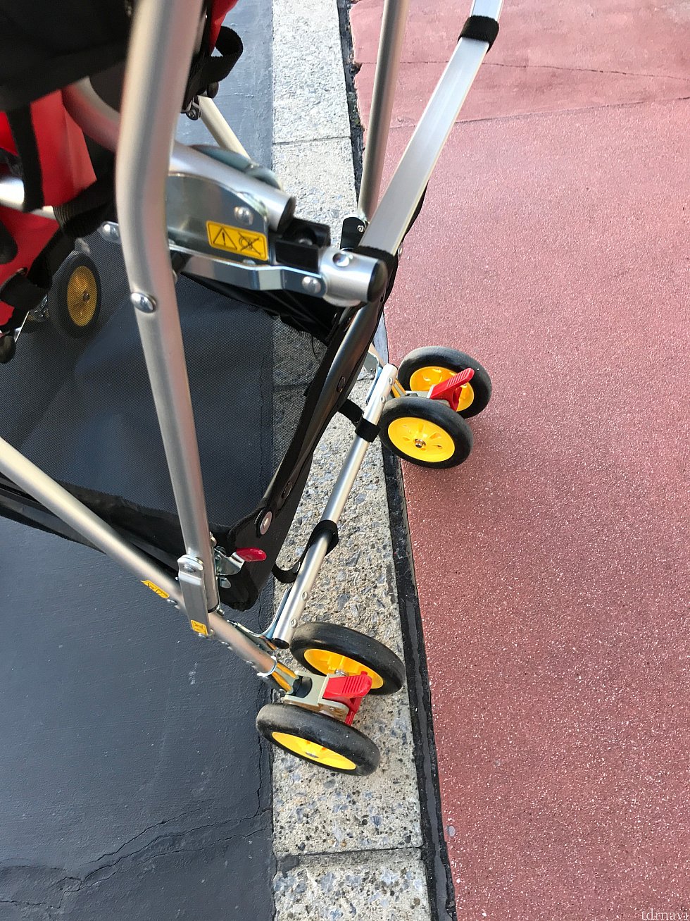 後部車輪の上(荷物入れの横)のレバーを押すと折りたたむことができます。