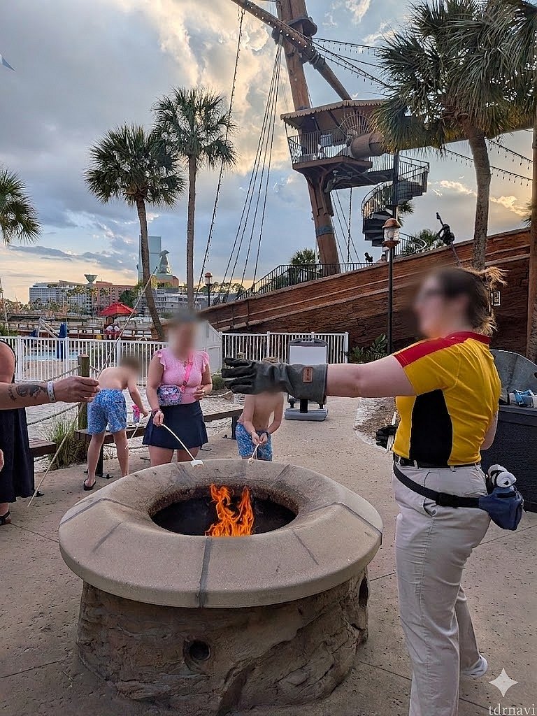 後ろに見えているのが、ヨットクラブ／ビーチクラブ前の難破船です。