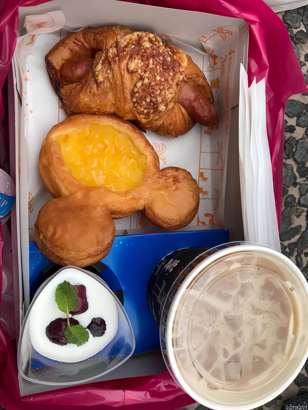今日選んだのは、ソーセージデニッシュとアップルカスタードデニッシュ🥖🍞🥐そして、アイスカフェラテです💕💕
