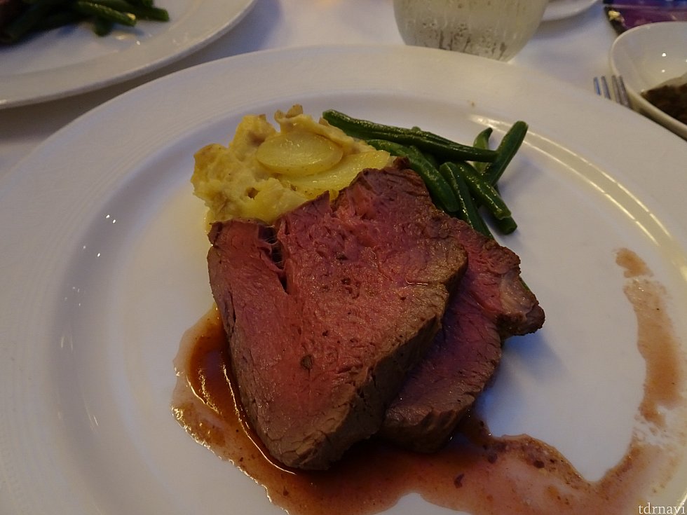 トリトンメインディッシュ。日本ではなかなか食べない豪快なお肉もクルーズではたくさんあります!